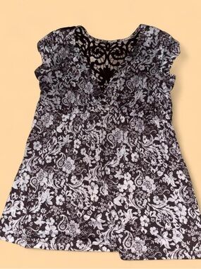 Vanity Black & White Floral Lace-Back Tunic Top